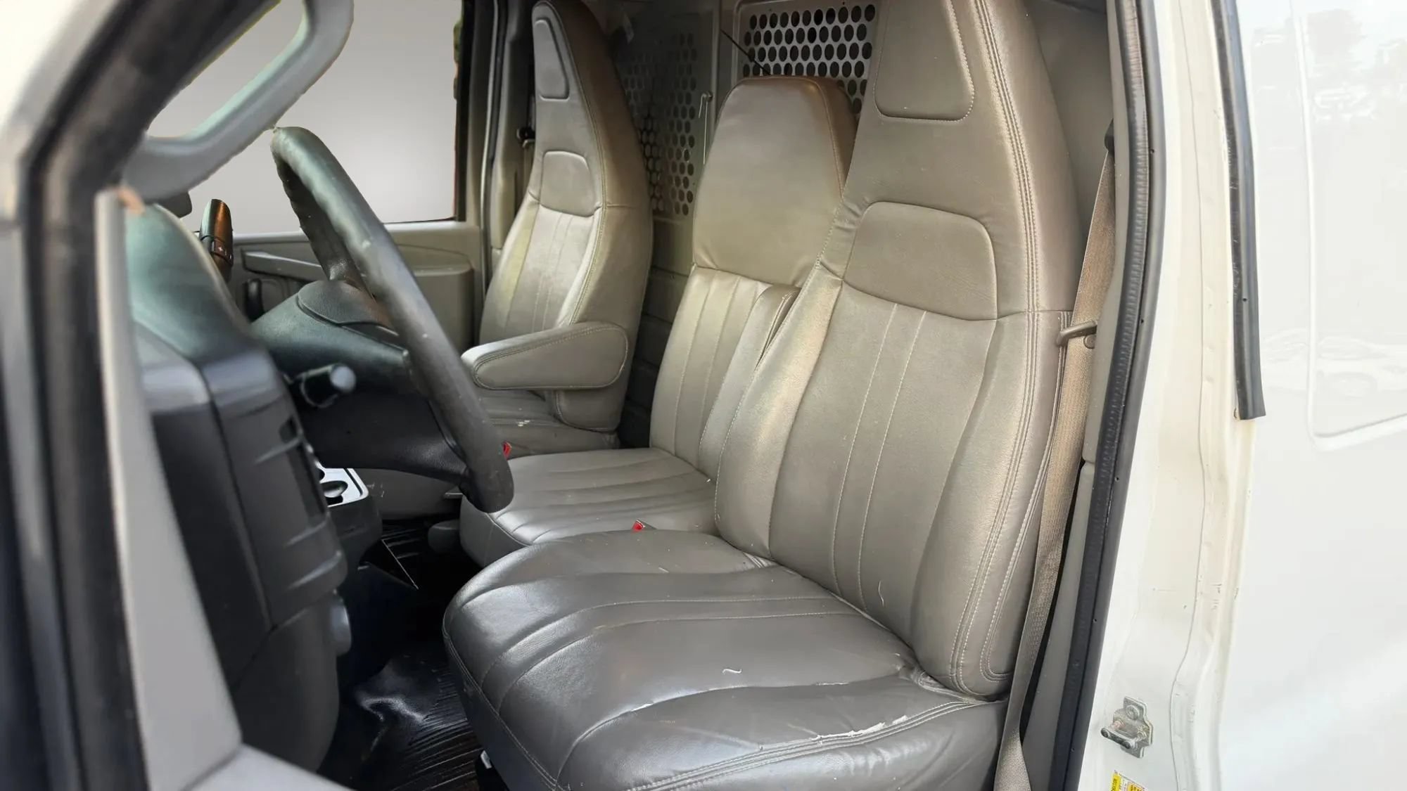 Used 2016 Chevrolet Express 2500 RWD image 11