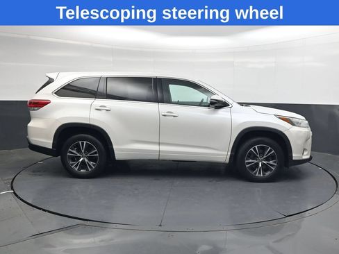 Used 2018 Toyota Highlander LE FWD image 3