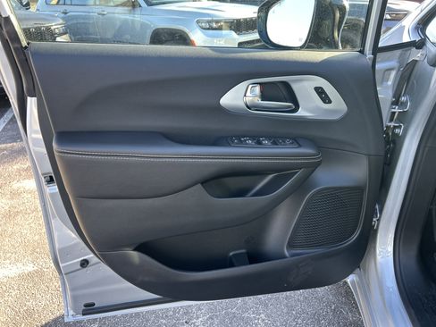 New 2026 Chrysler Pacifica Limited w/ S Appearance Package image 11