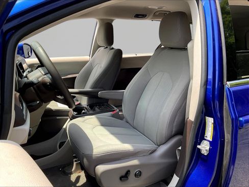 Used 2019 Chrysler Pacifica Touring Plus FWD image 21