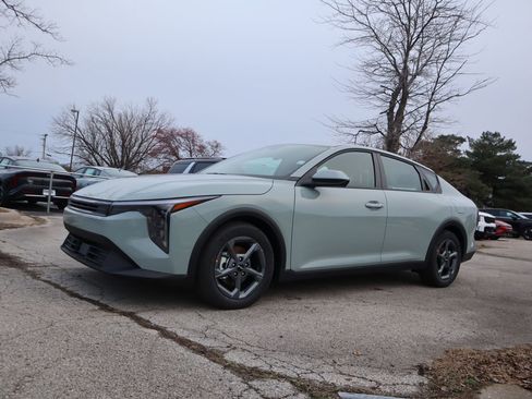 New 2025 Kia K4 LXS image 3