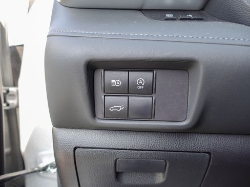 Used 2024 Toyota Highlander LE image 12