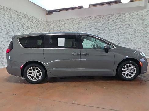 Used 2023 Chrysler Pacifica Touring-L FWD image 6