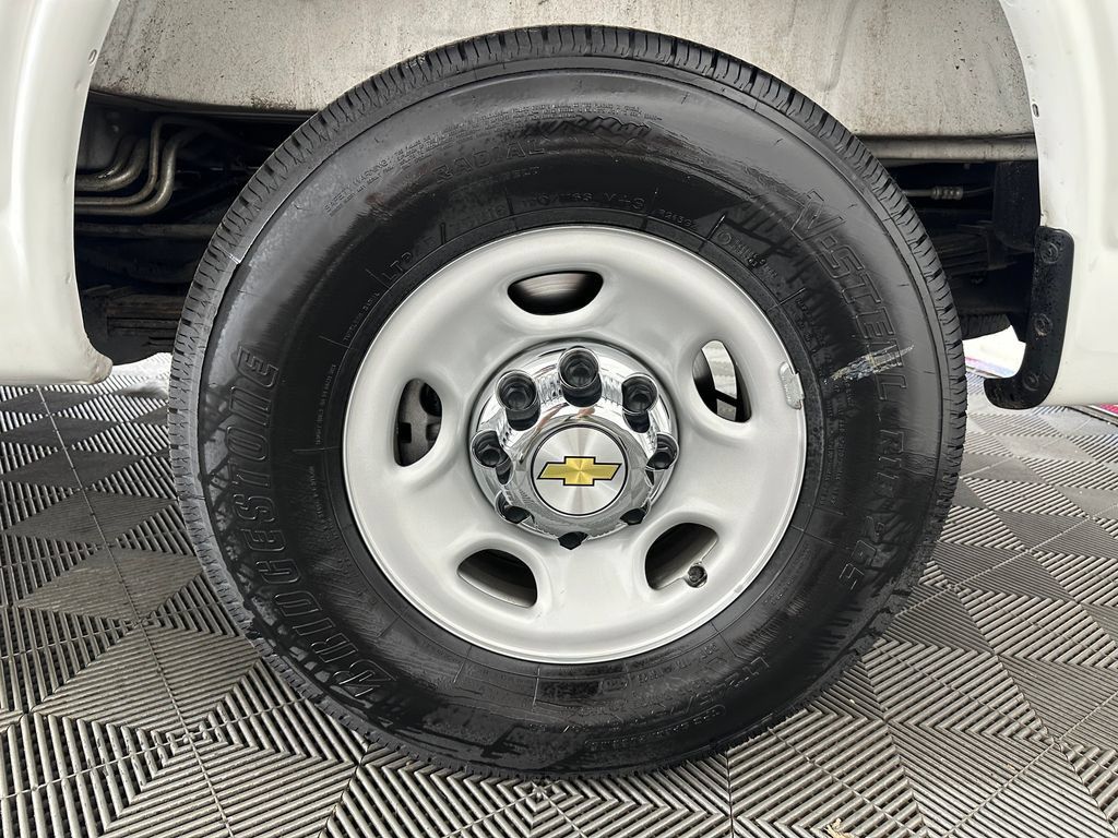 Used 2025 Chevrolet Express 3500 LT w/ LT Preferred Equipment Group RWD image 10