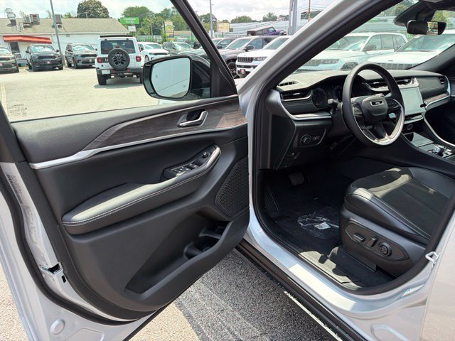 New 2026 Jeep Grand Cherokee Altitude AWD/4WD image 11