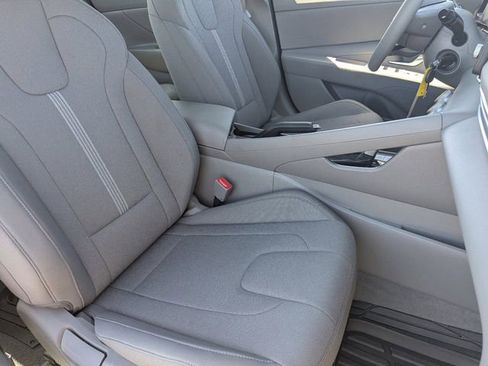 Used 2025 Hyundai Elantra SE image 10