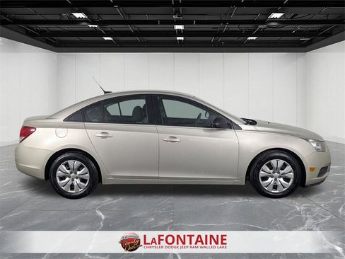 Used 2014 Chevrolet Cruze LS image 6