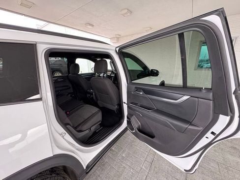 Used 2025 GMC Acadia Elevation image 24