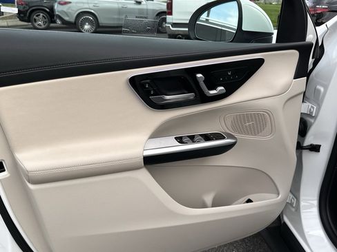 Used 2025 Mercedes-Benz GLC 300 4MATIC image 19