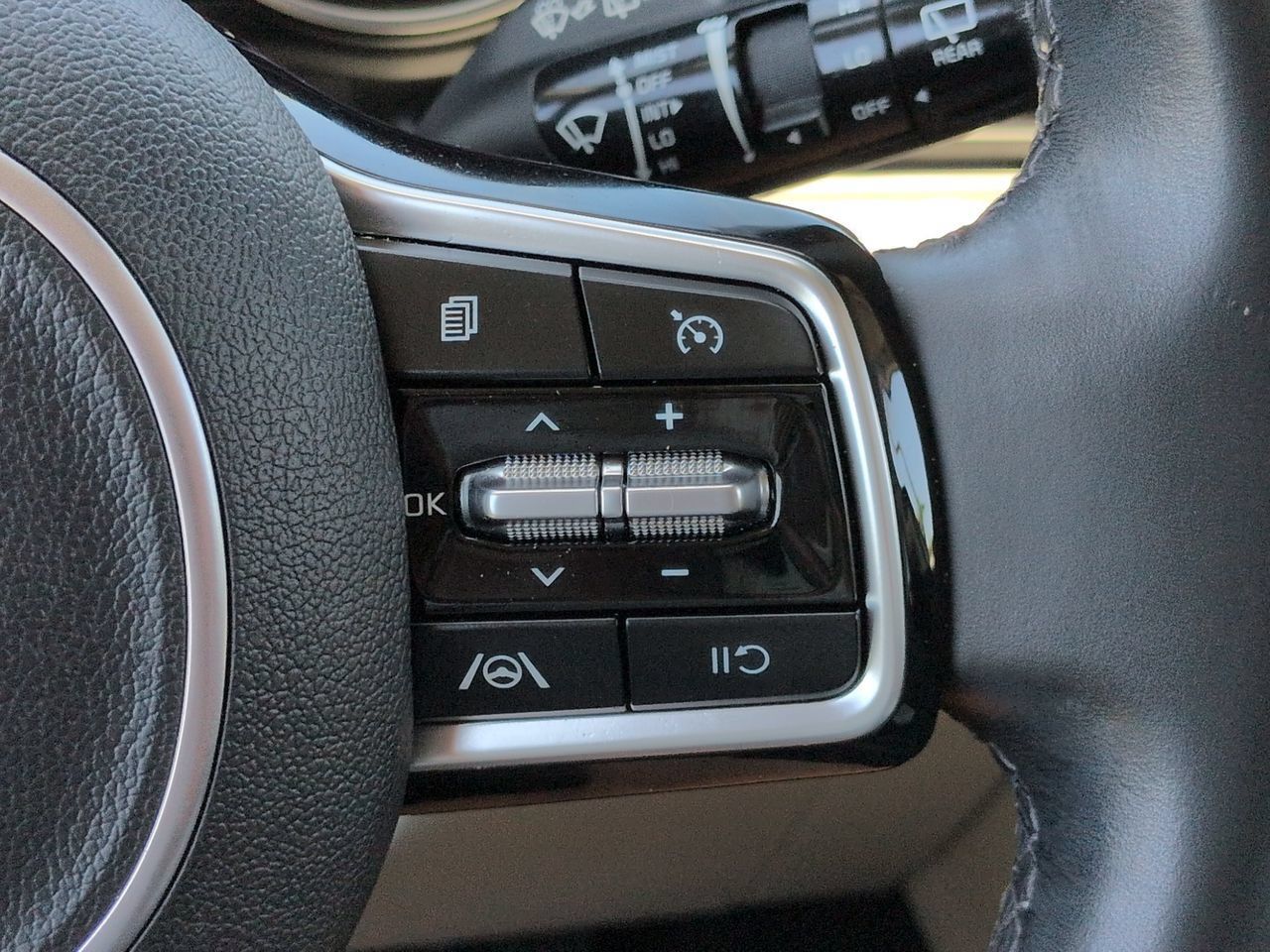 Used 2023 Kia Carnival LX FWD image 26