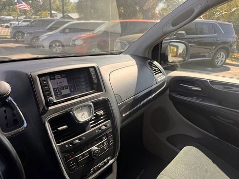 Used 2011 Chrysler Town & Country Touring image 19