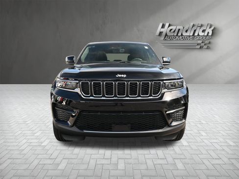 Used 2025 Jeep Grand Cherokee Laredo X w/ Luxury Tech Group I RWD image 3