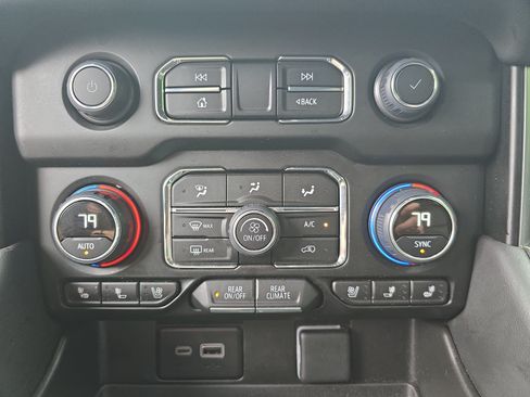 Used 2024 Chevrolet Tahoe Premier AWD/4WD image 25