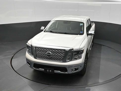 Used 2019 Nissan Titan SL image 17