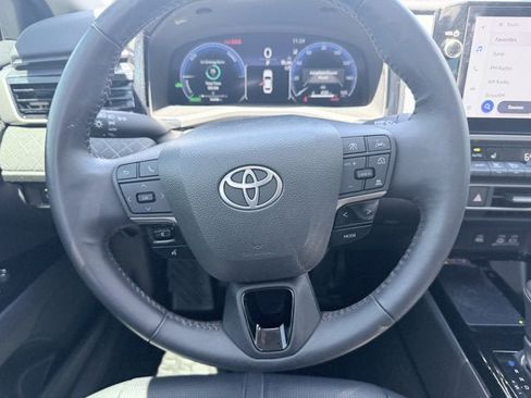 Used 2025 Toyota Camry XLE AWD/4WD image 9