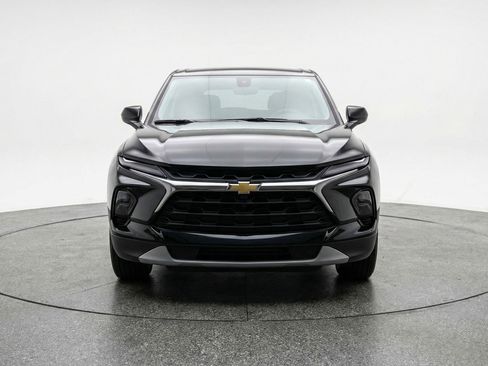 Used 2025 Chevrolet Blazer LT image 2