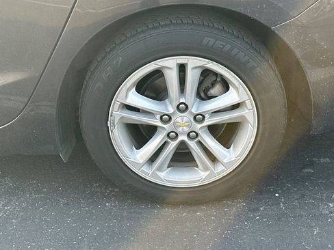 Used 2017 Chevrolet Cruze LT image 7