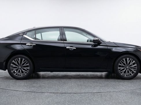 Used 2025 Nissan Altima 2.5 SV FWD image 11