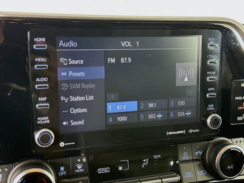 Used 2021 Toyota Highlander XLE AWD/4WD image 21