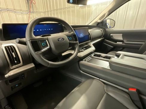 Used 2025 Ford Expedition Active RWD image 9