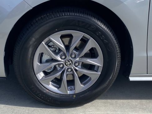 Certified 2024 Toyota Sienna XLE FWD image 8