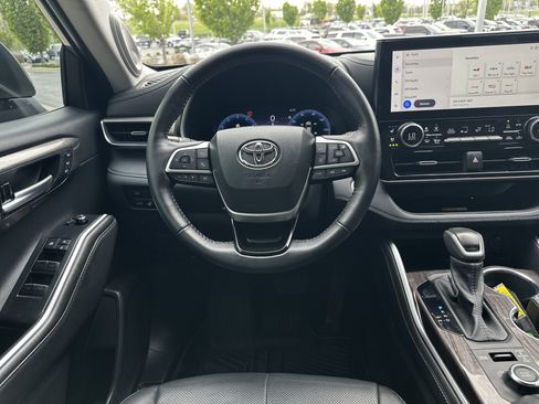 Used 2025 Toyota Highlander Limited AWD/4WD image 16