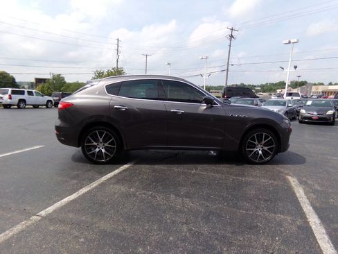 Used 2017 Maserati Levante w/ Luxury Package AWD/4WD image 5
