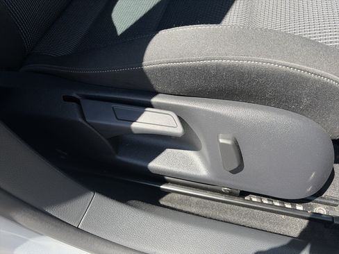 Used 2013 Volkswagen Golf 4-Door FWD image 32