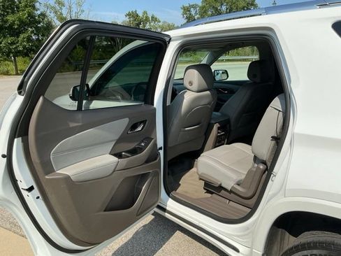 Used 2021 Chevrolet Traverse Premier FWD image 16