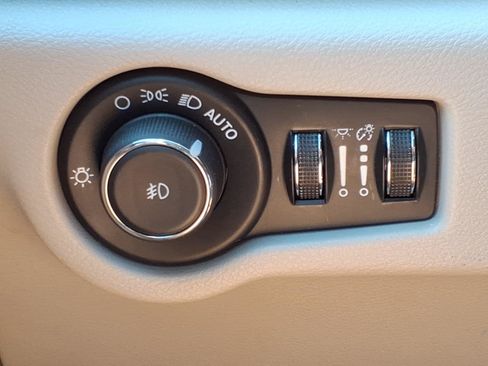 Used 2024 Chrysler Pacifica Touring-L FWD image 16