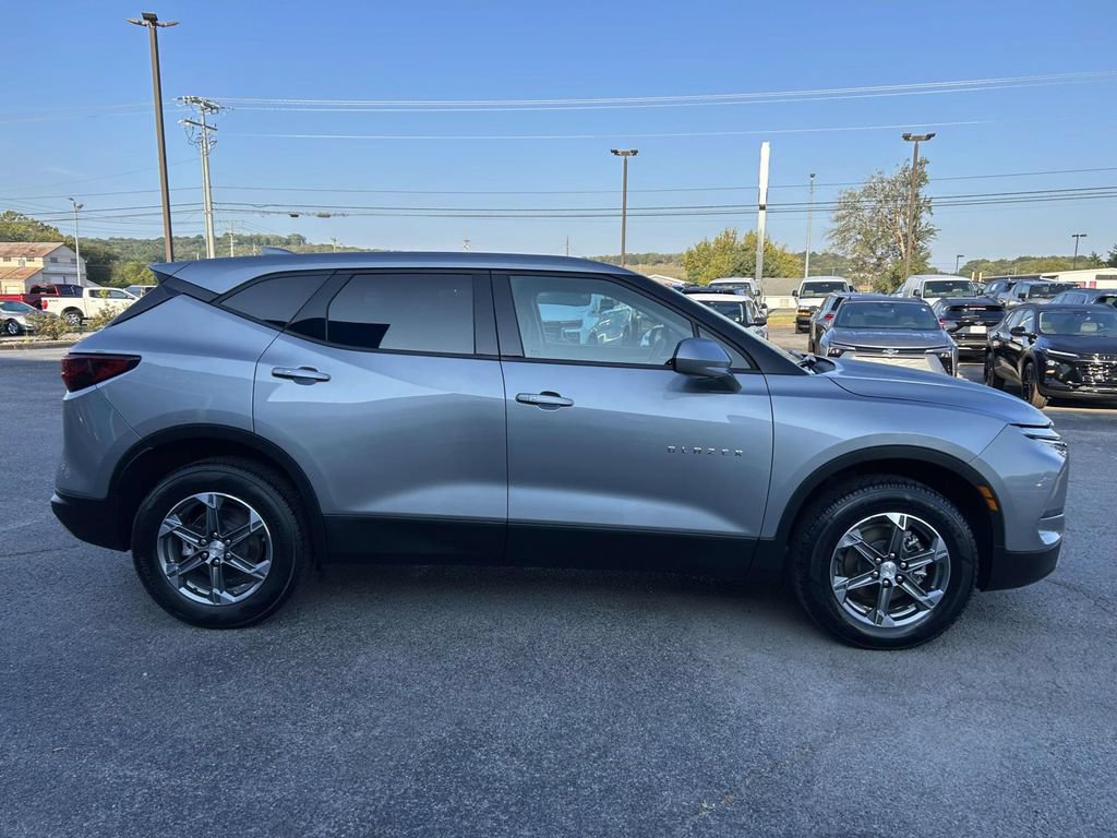 Used 2025 Chevrolet Blazer LT FWD image 2