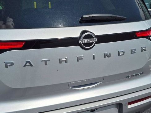 Certified 2025 Nissan Pathfinder Platinum FWD image 10