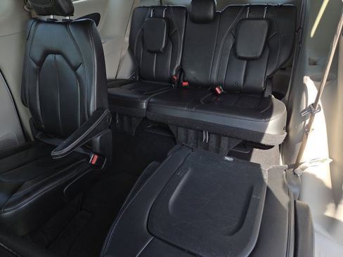 Used 2020 Chrysler Voyager Lxi FWD image 15