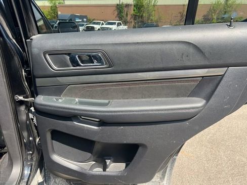 Used 2018 Ford Explorer XLT w/ Equipment Group 202A AWD/4WD image 13