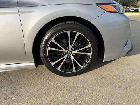 Used 2018 Toyota Camry SE w/ Moonroof Package FWD image 25