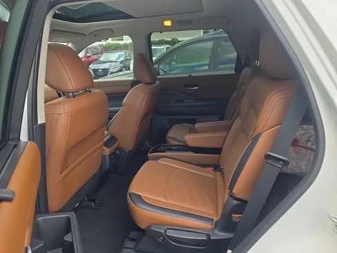 Used 2024 Nissan Pathfinder Platinum AWD/4WD image 7