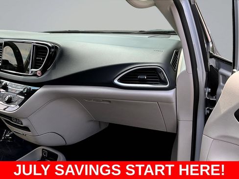 Used 2024 Chrysler Pacifica Touring-L FWD image 27