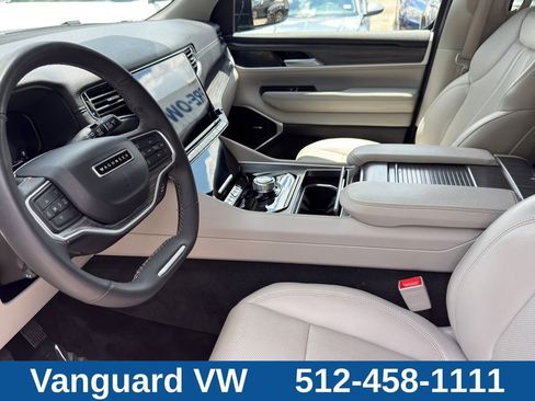 Used 2024 Jeep Wagoneer L Series II RWD image 10
