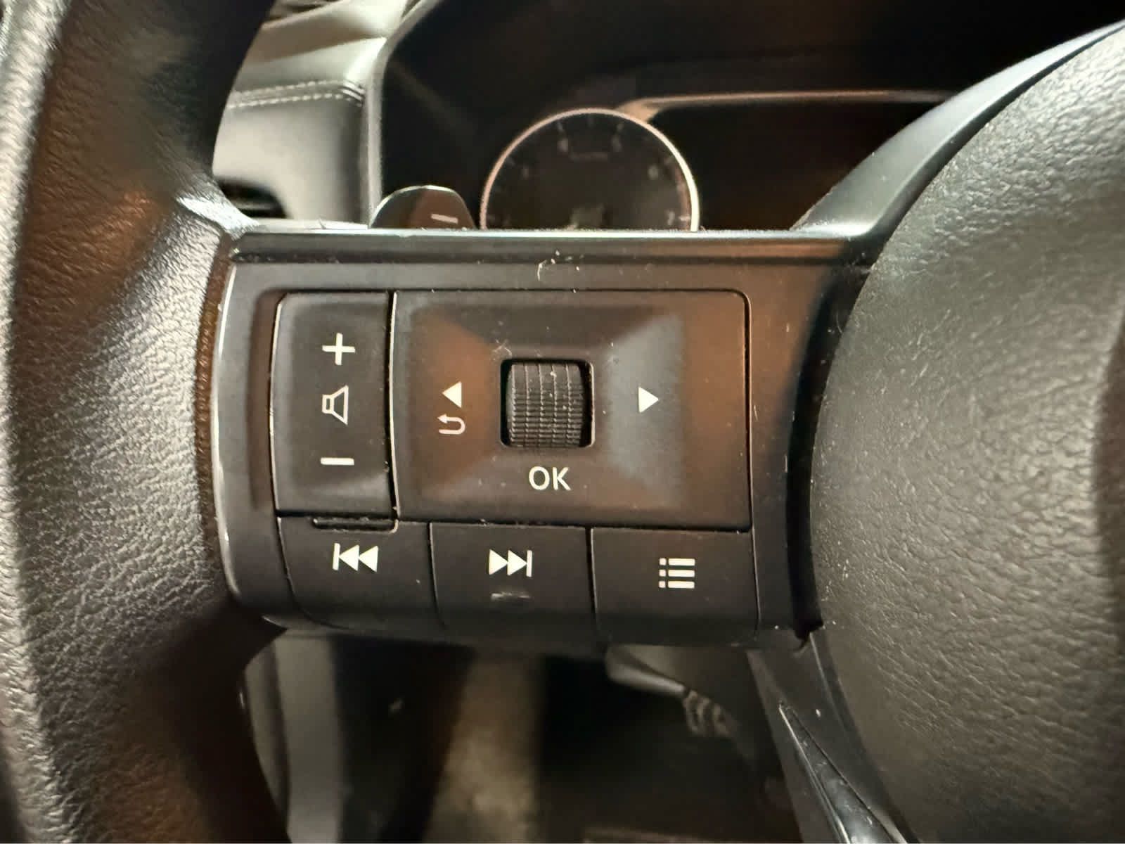 Used 2023 Nissan Rogue S AWD/4WD image 18