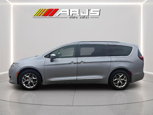 Used 2018 Chrysler Pacifica Limited FWD image 2