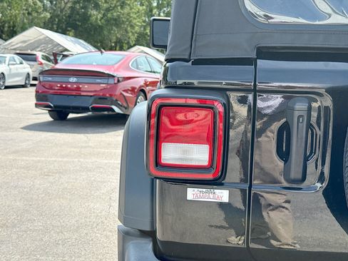 Used 2023 Jeep Wrangler Sport AWD/4WD image 10