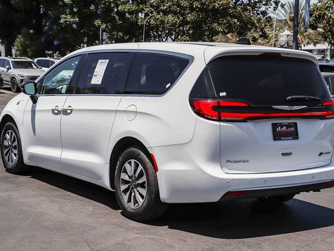 Used 2024 Chrysler Pacifica Limited FWD image 8