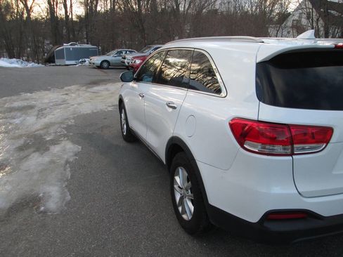 Used 2016 Kia Sorento LX w/ LX Convenience Package image 8