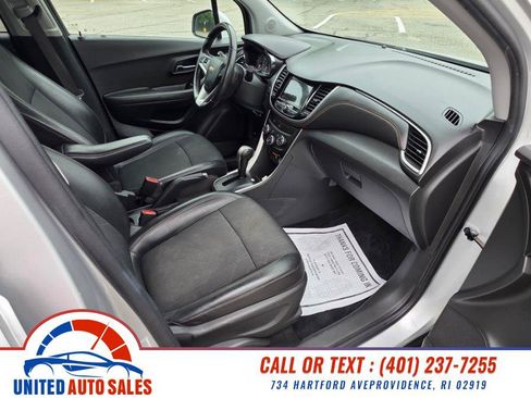 Used 2019 Chevrolet Trax LT w/ LT Convenience Package FWD image 14