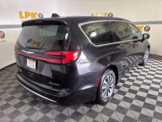 Used 2024 Chrysler Pacifica Limited FWD image 3