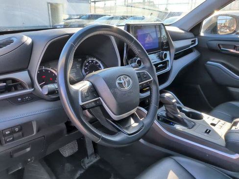 Certified 2024 Toyota Highlander XLE FWD image 25