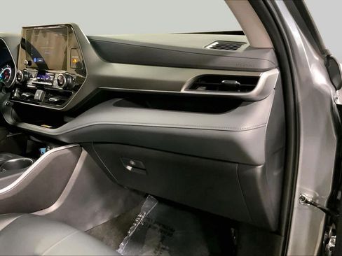 Used 2025 Toyota Highlander XLE AWD/4WD image 19