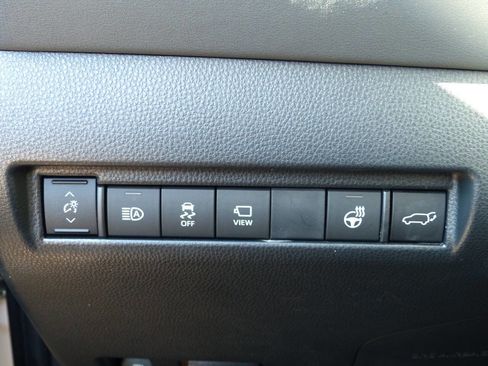 Used 2024 Toyota Venza Limited image 22