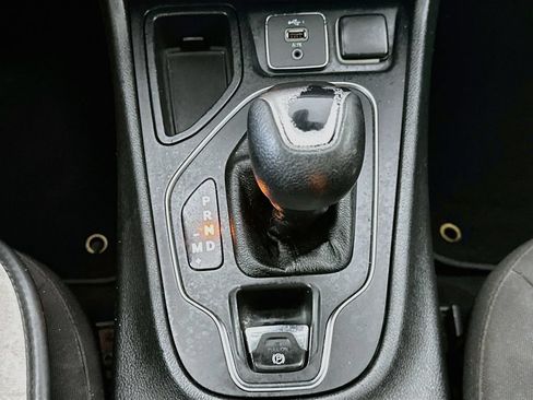Used 2019 Jeep Cherokee Latitude w/ Popular Appearance Group FWD image 16