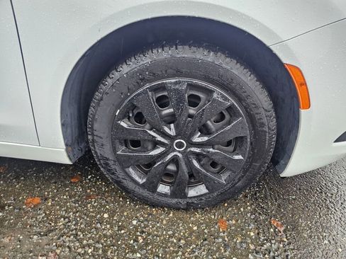 Used 2016 Chrysler 200 LX image 9